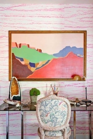 A Californian room with pink wallpaper and a painting on the wall where you can dream big and treat yourself.