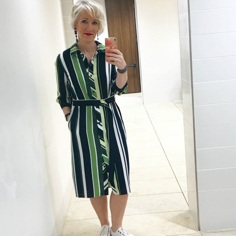 Love Chic Living - Behind the Scenes with April as she takes a bathroom selfie.