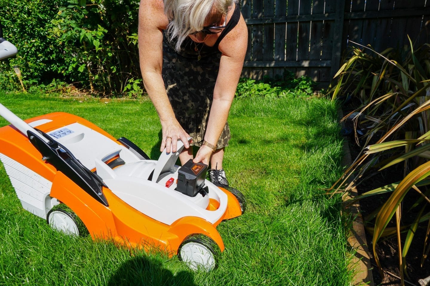 changing the batter on stihl lawn mower