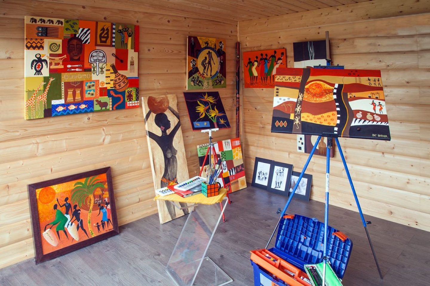 Garden room idea of an arts and crafts room