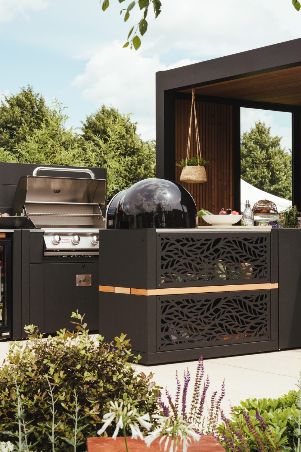 An outdoor kitchen as part of kitchen trends 2022