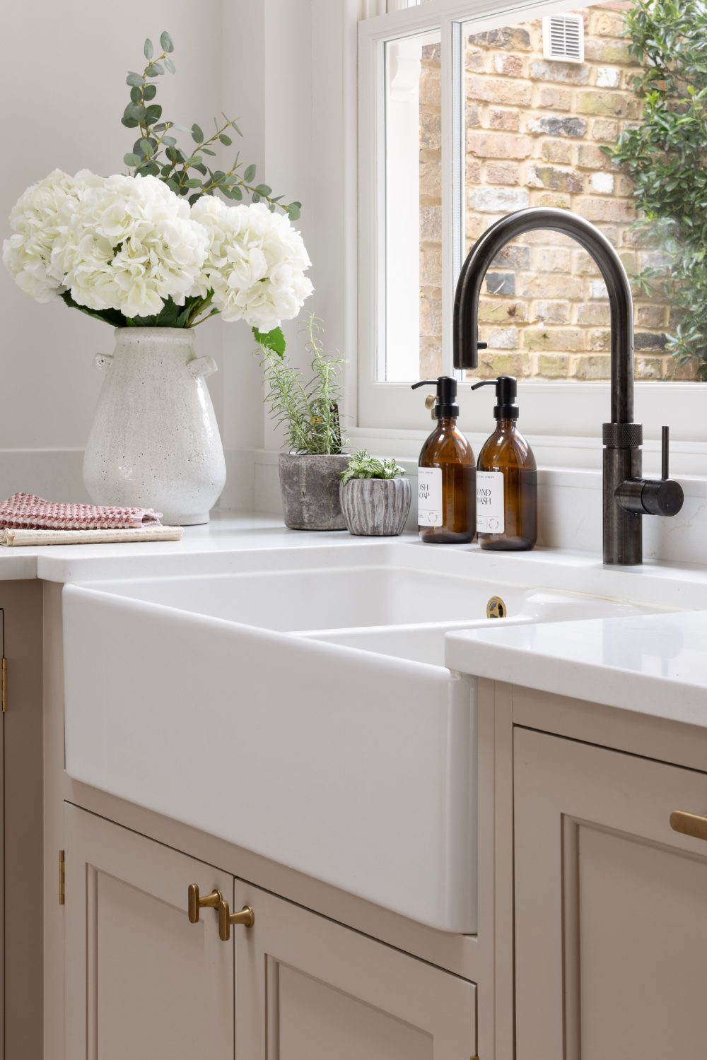 Mold Under Kitchen Sinks: The Most Important Causes and Fixes